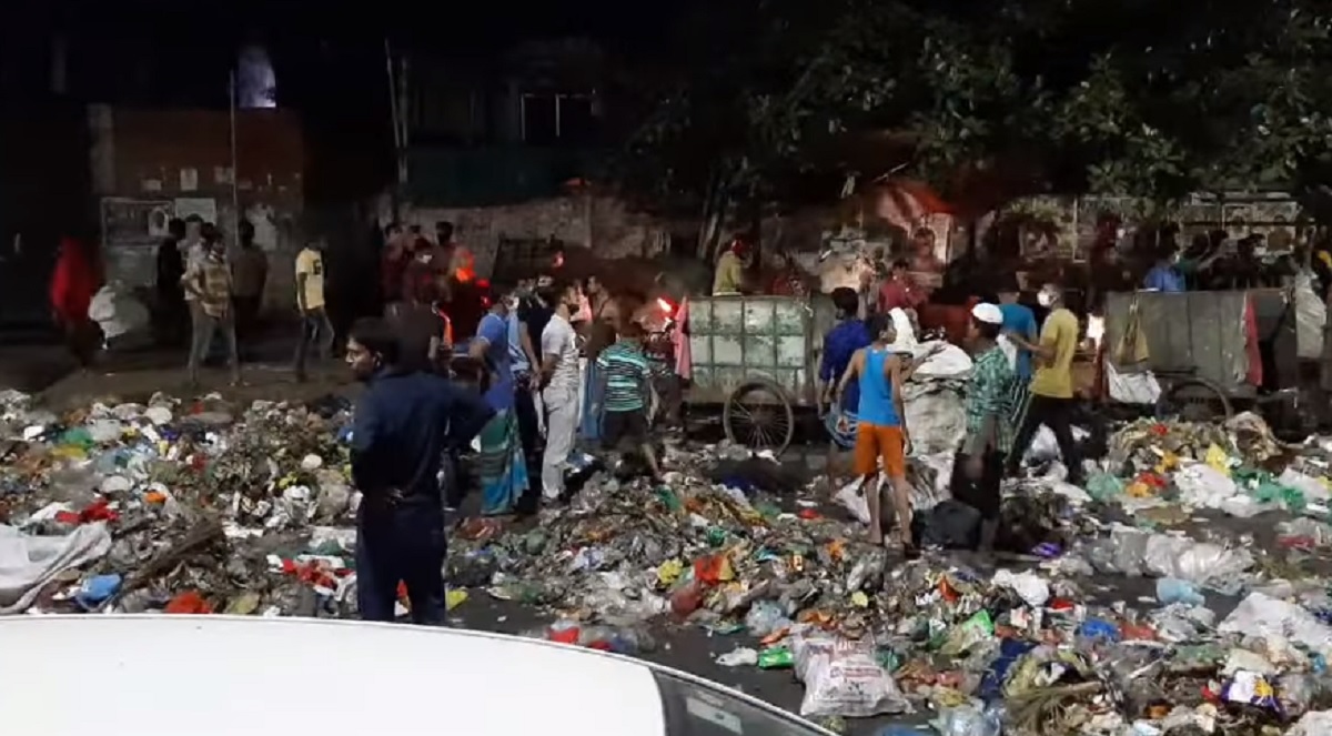 রাজধানীতে রাস্তায় ময়লা ফেলে পরিচ্ছন্নতা কর্মীদের বিক্ষোভ